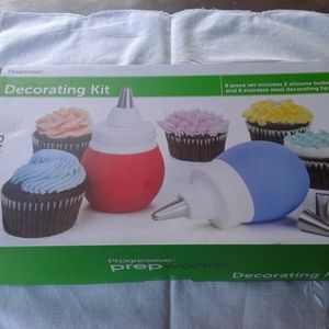 Decorating kit